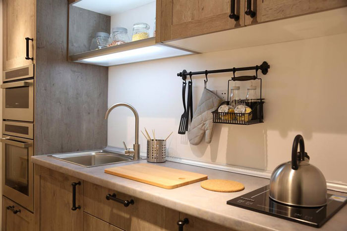 石英石臺(tái)面變色變臟應(yīng)如何清理呢?