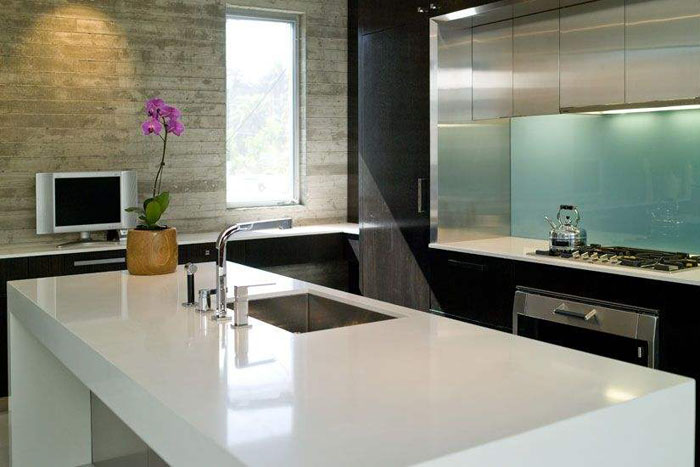 石英石臺(tái)面變色變臟應(yīng)如何清理呢?